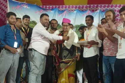 पूर्व नगर विधायक अमिता भुषण ने यूवाओं के हौसले को की तारीफ, लगाई जय श्री कृष्ण के नारे  24