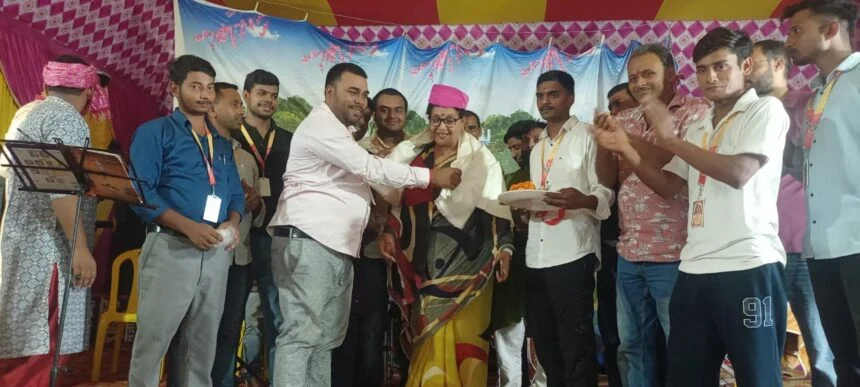 पूर्व नगर विधायक अमिता भुषण ने यूवाओं के हौसले को की तारीफ, लगाई जय श्री कृष्ण के नारे  1