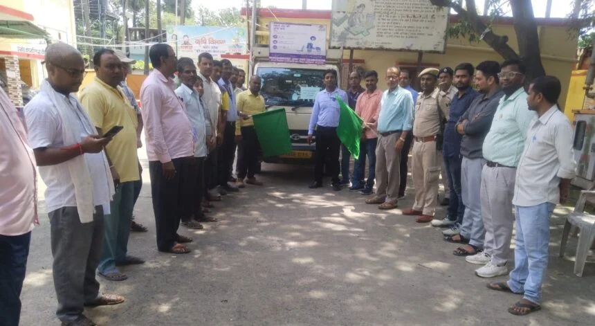 इवीएम से लदे रथ को बीडीओ ने हरी झंडी दिखाकर किया रवाना 1