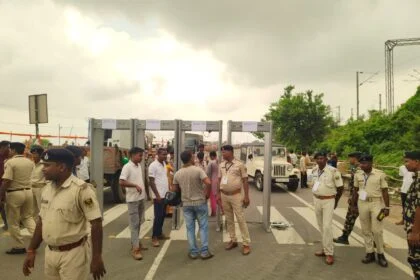 प्रधानमंत्री आगमन को लेकर सुरक्षा चाक चौबंद, जीरोमाइल से सिमरिया तक फोरलेन सड़क पर झंडा बैनर पटा दिखा 21