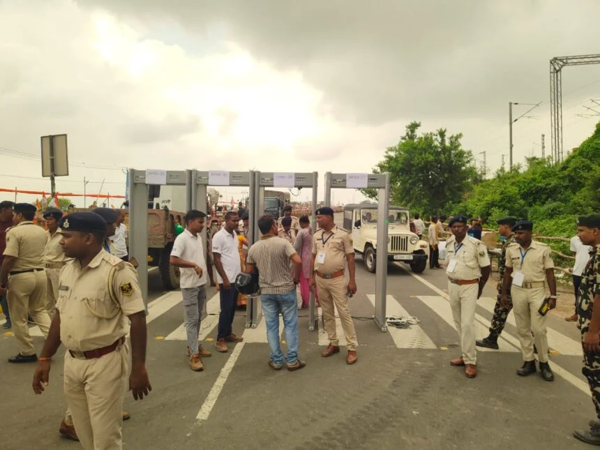 प्रधानमंत्री आगमन को लेकर सुरक्षा चाक चौबंद, जीरोमाइल से सिमरिया तक फोरलेन सड़क पर झंडा बैनर पटा दिखा 1