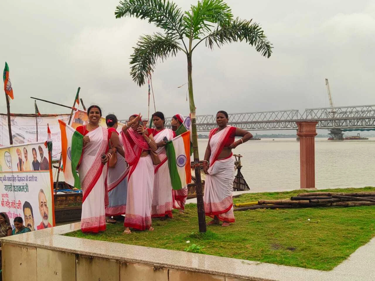 सिमरिया में सेल्फी लेने में रिवर फ्रंट पर मशगूल दिखें महिलाएं  2