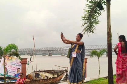 सिमरिया में सेल्फी लेने में रिवर फ्रंट पर मशगूल दिखें महिलाएं  10