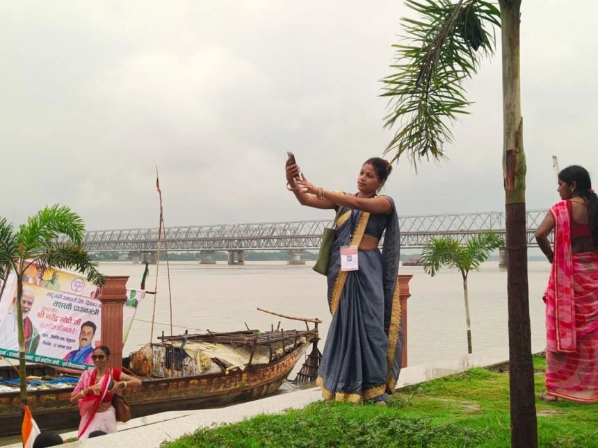 सिमरिया में सेल्फी लेने में रिवर फ्रंट पर मशगूल दिखें महिलाएं  1