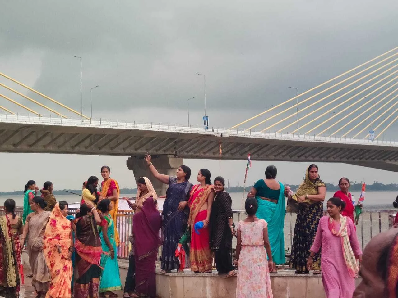 सिमरिया में सेल्फी लेने में रिवर फ्रंट पर मशगूल दिखें महिलाएं  3