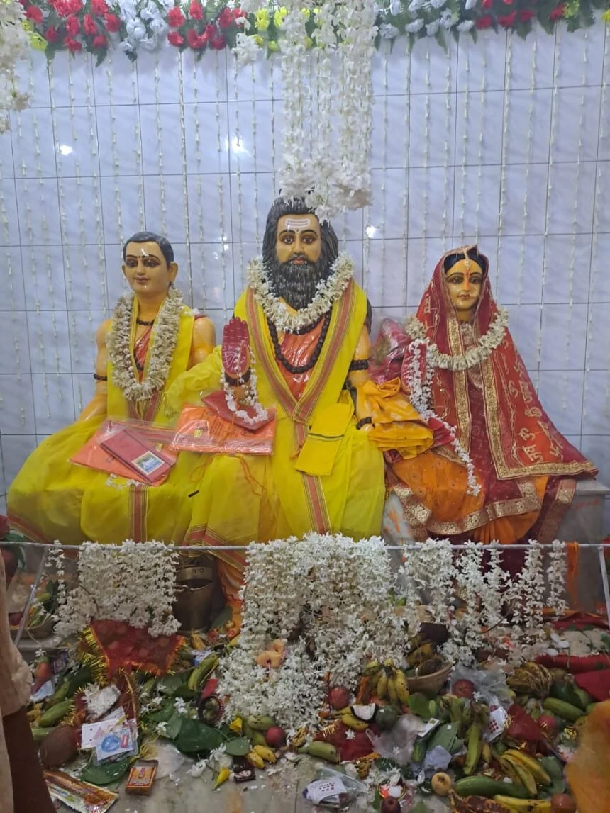 समस्तीपुर: बाबा गणिनाथ की पूजा अर्चना को लेकर श्रद्धालुओं की उमड़ी भीड़, मंदिर परिसर बाबा के जयकारों से रहा गुंजायमान  1