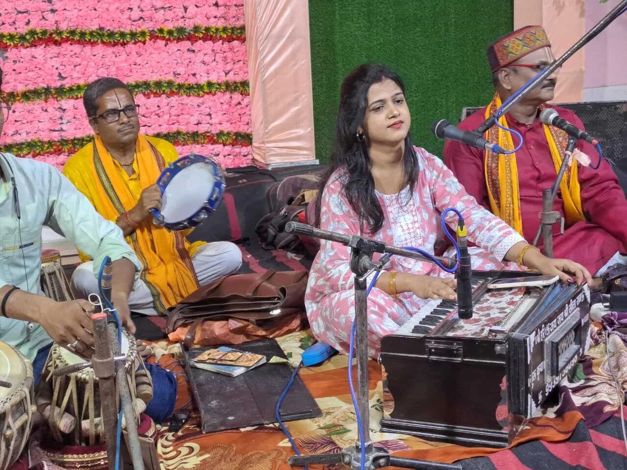 समस्तीपुर: बाबा गणिनाथ की पूजा अर्चना को लेकर श्रद्धालुओं की उमड़ी भीड़, मंदिर परिसर बाबा के जयकारों से रहा गुंजायमान  2