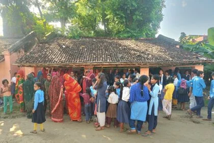 विद्यालय निर्माण की मांग को लेकर ग्रामीणों ने स्कूल में की तालाबंदी कर शिक्षकों को घंटो बनाया बंधक  20
