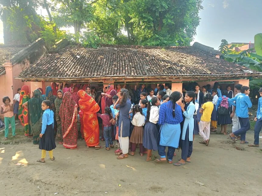 विद्यालय निर्माण की मांग को लेकर ग्रामीणों ने स्कूल में की तालाबंदी कर शिक्षकों को घंटो बनाया बंधक  1