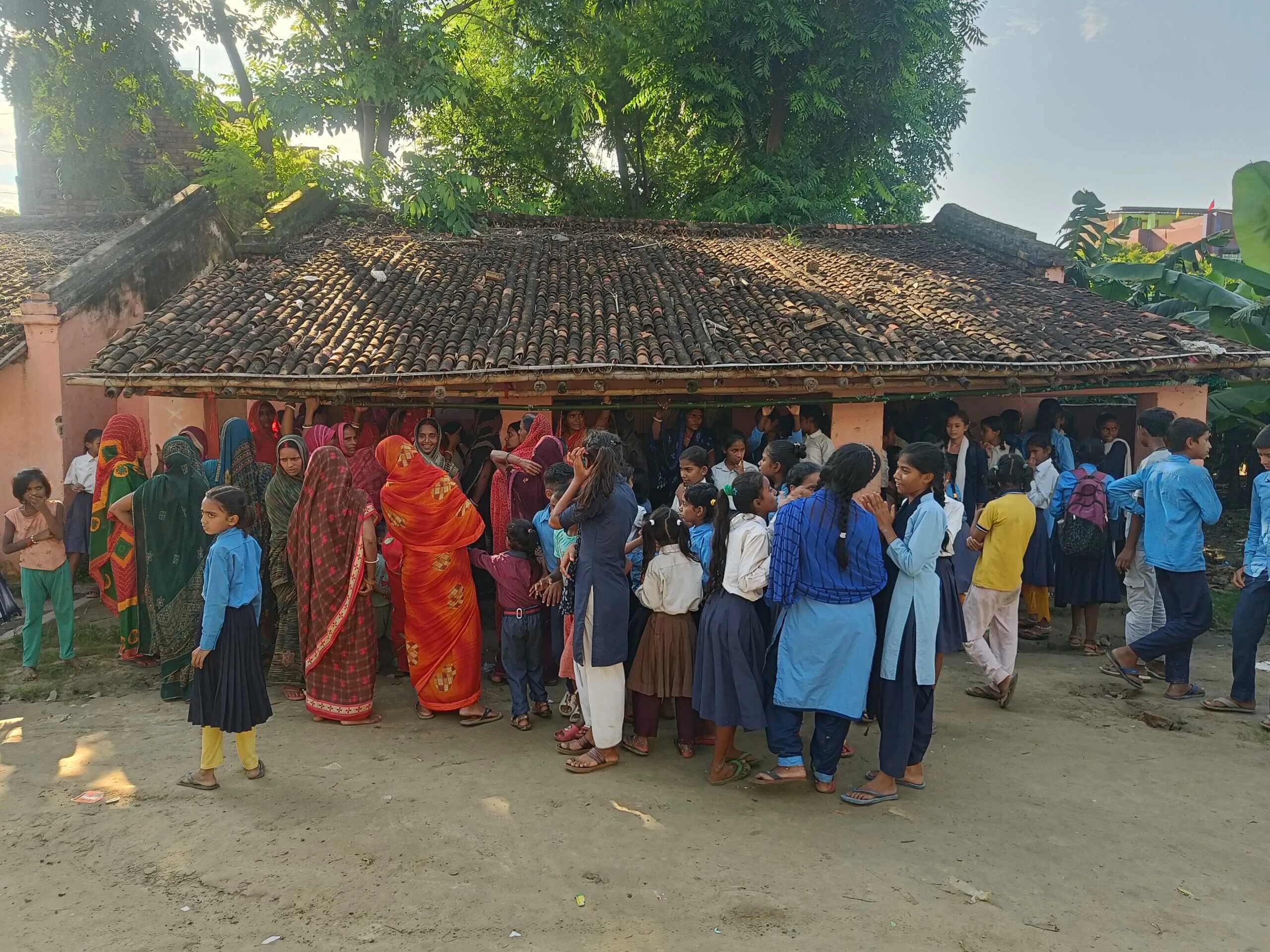 विद्यालय निर्माण की मांग को लेकर ग्रामीणों ने स्कूल में की तालाबंदी कर शिक्षकों को घंटो बनाया बंधक  3