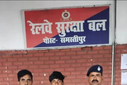 समस्तीपुर: Thalwara स्टेशन पर कैंपिंग स्टाफ ने छपरा से एक भटके बालक को किया बरामद,चाइल्ड हेल्पलाइन समस्तीपुर को किया गया सुपुर्द 10