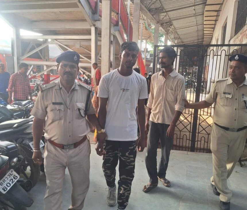 समस्तीपुर: रेलवे एक्ट के एक अभियान में रेल पुलिस ने एक व्यक्ति को चेन पुलिंग करते किया गिरफ्तार 1