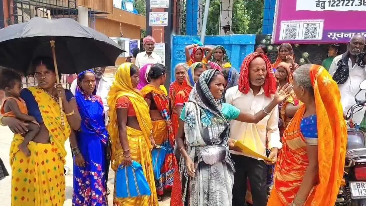 नालंदा: सीएम के गृह प्रखंड के ललुआडीह गांव में जलजमाव से त्रस्त ग्रामीणों ने डीएम से लगाई गुहार 2