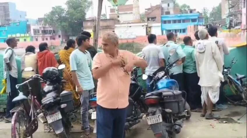 बेगूसराय में मोटरसाइकिल चोरी के आरोप में लोगो ने एक युवक को किया जमकर पिटाई, काफी देर तक रहा अफरा-तफरी का माहौल  3