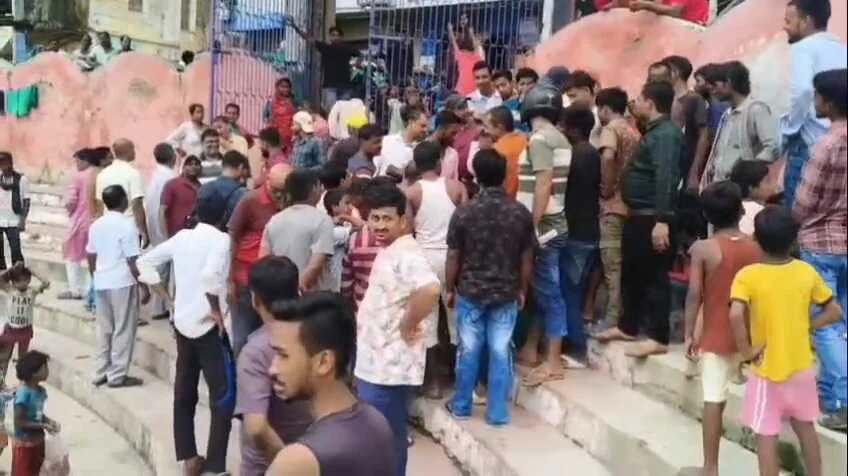 बेगूसराय में मोटरसाइकिल चोरी के आरोप में लोगो ने एक युवक को किया जमकर पिटाई, काफी देर तक रहा अफरा-तफरी का माहौल  2