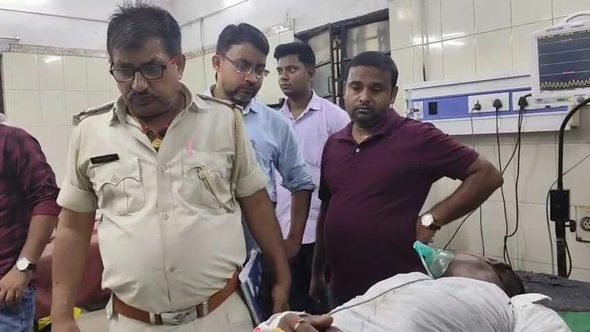 समस्तीपुर: बिजली विभाग की लापरवाही,11 हजार वोल्ट के रिटर्निंग करेंट से एक मिस्त्री झुलसा, अस्पताल में भर्ती 2