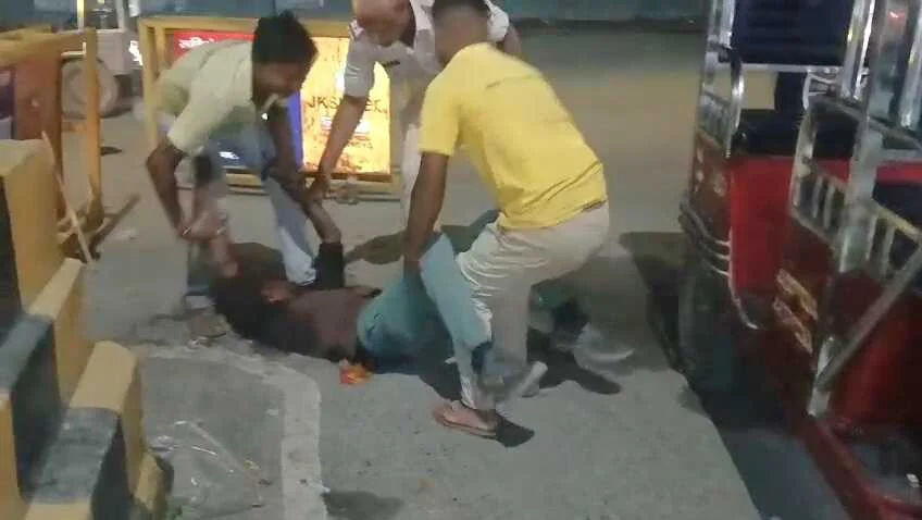 बेगूसराय के ट्रैफिक चौक पर नशे की हालत में गिरा एक युवक बरामद, डायल 112 की टीम ने पहुंचाया अस्पताल 2