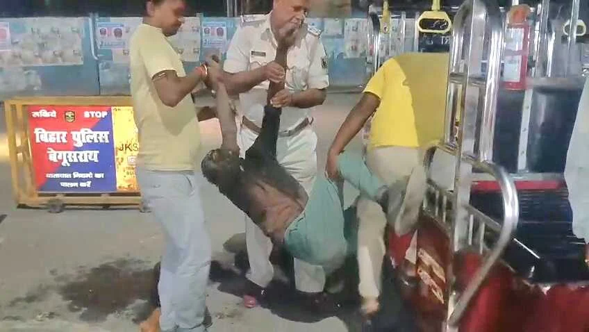 बेगूसराय के ट्रैफिक चौक पर नशे की हालत में गिरा एक युवक बरामद, डायल 112 की टीम ने पहुंचाया अस्पताल 1