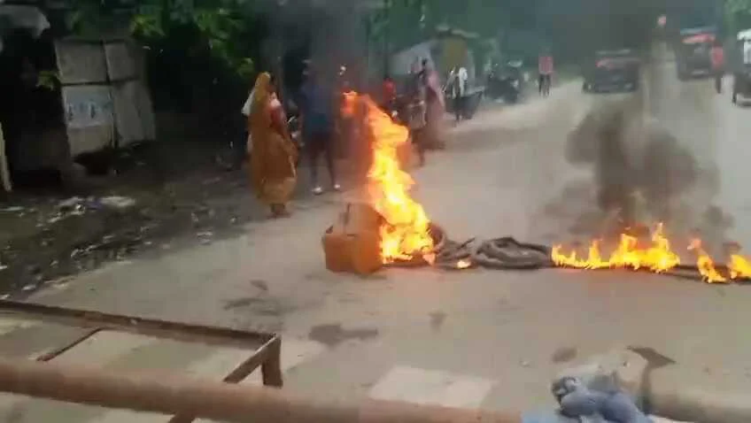 बेगूसराय में एक बस ड्राइवर की मौत के बाद आक्रोशित लोगों ने सड़क पर टायर जलाकर पुलिस के खिलाफ जमकर किया हंगामा 1