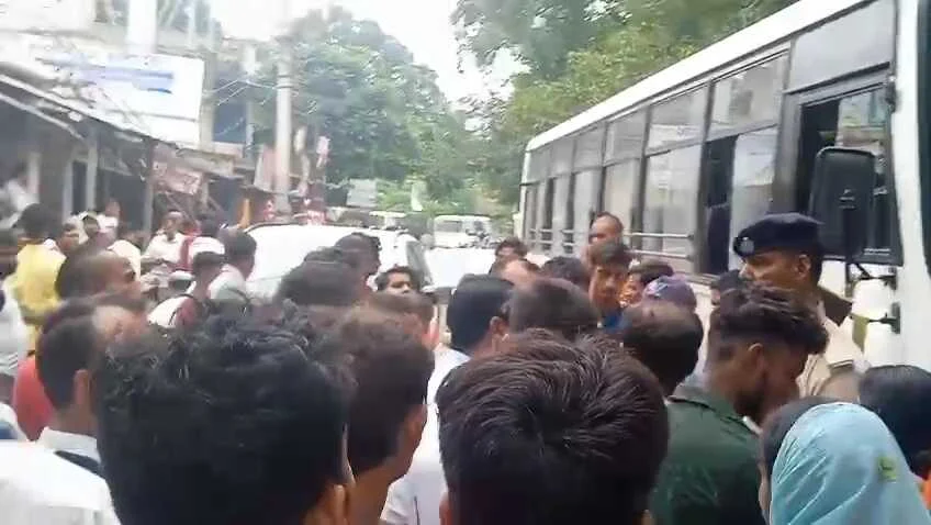 बेगूसराय में एक बस ड्राइवर की मौत के बाद आक्रोशित लोगों ने सड़क पर टायर जलाकर पुलिस के खिलाफ जमकर किया हंगामा 2