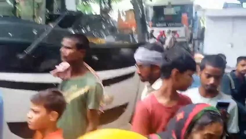 बेगूसराय में एक बस ड्राइवर की मौत के बाद आक्रोशित लोगों ने सड़क पर टायर जलाकर पुलिस के खिलाफ जमकर किया हंगामा 4