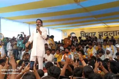 बिहार बदलाव यात्रा के दौरान कैमूर पहुंचे प्रशांत किशोर, बोलें बिहार में लोक तंत्र नहीं लाठी तंत्र है  17