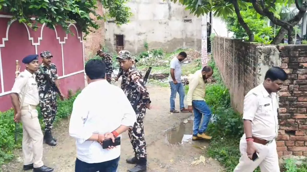 कैमुर: अपराधियों ने रामा रानी होटल मालिक के घर के बाहर की फायरिंग,भाई पर भी चलाई गोली, बाल बाल बचे 3