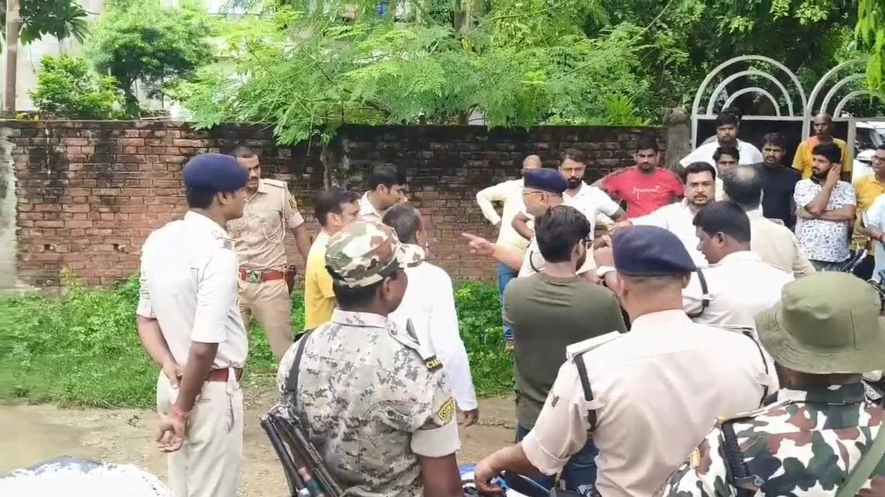 कैमुर: अपराधियों ने रामा रानी होटल मालिक के घर के बाहर की फायरिंग,भाई पर भी चलाई गोली, बाल बाल बचे 2