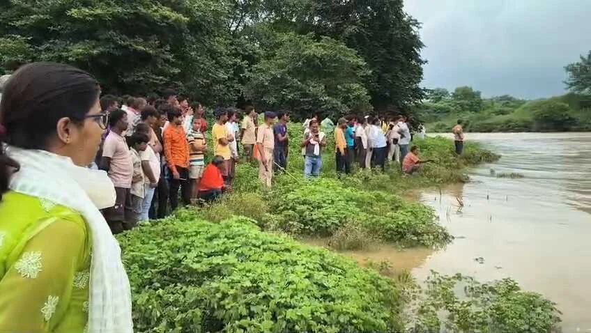 कैमूर: पुल पार करने के दौरान युवक दुर्गावती नदी में डूबा, 22 घंटा बाद भी नहीं चला पता 3