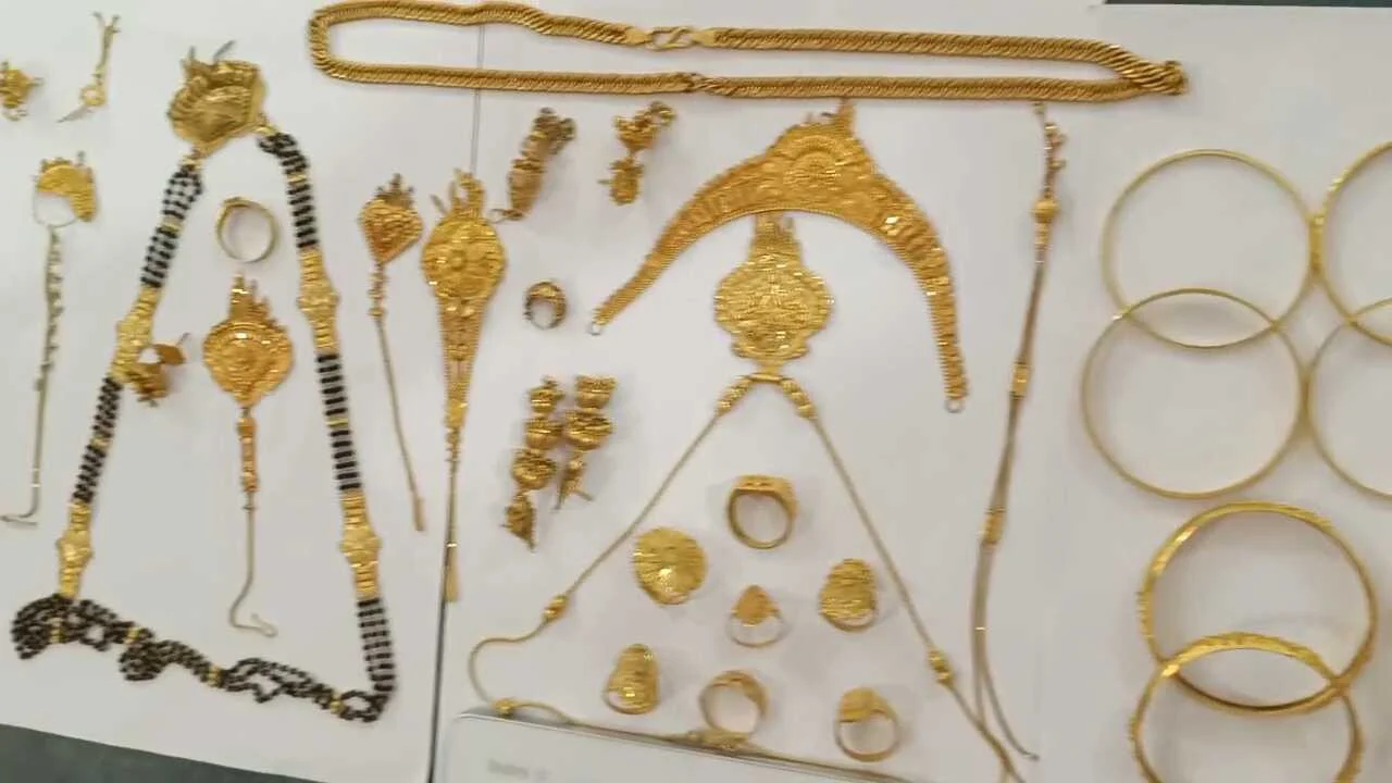 समस्तीपुर: बैंक लूट कांड मामले में रिमांड पर आए अपराधियों के निशानदेही पर भारी मात्रा में आभूषण बरामद 2