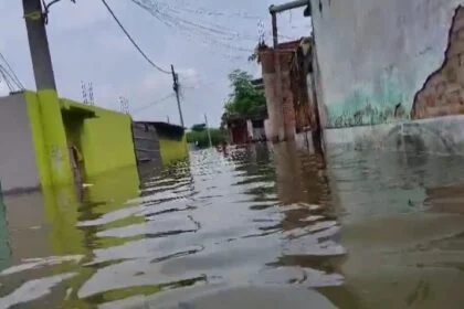 खगड़िया में बाढ़ का कहर जारी, गंगा एवं गंडक नदियों के जलस्तर में निरंतर वृद्धि के कारण,परबत्ता प्रखंड में लगभग 15 पंचायत बढ़ से प्रभावित 10