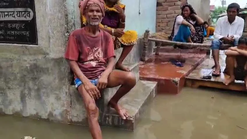 खगड़िया में बाढ़ का कहर जारी, गंगा एवं गंडक नदियों के जलस्तर में निरंतर वृद्धि के कारण,परबत्ता प्रखंड में लगभग 15 पंचायत बढ़ से प्रभावित 3