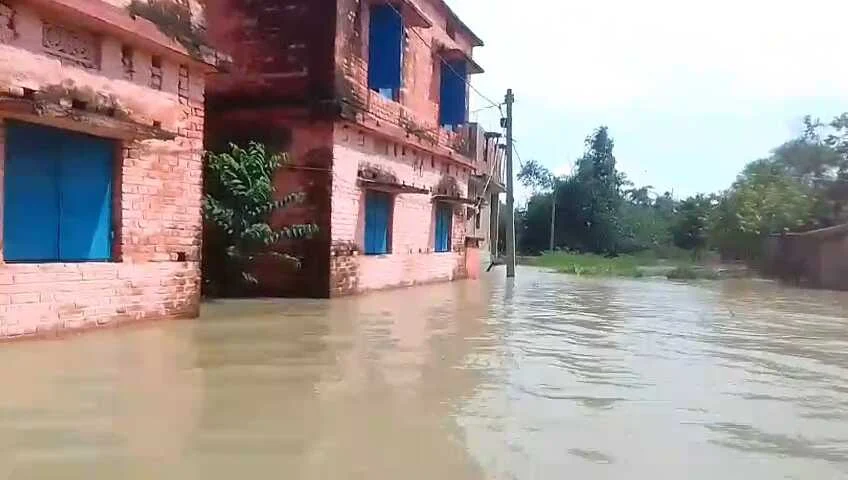 खगड़िया में बाढ़ का कहर जारी, गंगा एवं गंडक नदियों के जलस्तर में निरंतर वृद्धि के कारण,परबत्ता प्रखंड में लगभग 15 पंचायत बढ़ से प्रभावित 2