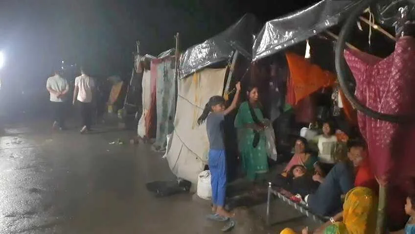 बेगूसराय डीएम तुषार सिंगला ने बाढ़ पीड़ितों से मिलकर हाल-चाल जाना एवं उनकी समस्याओं से हुए अवगत  3