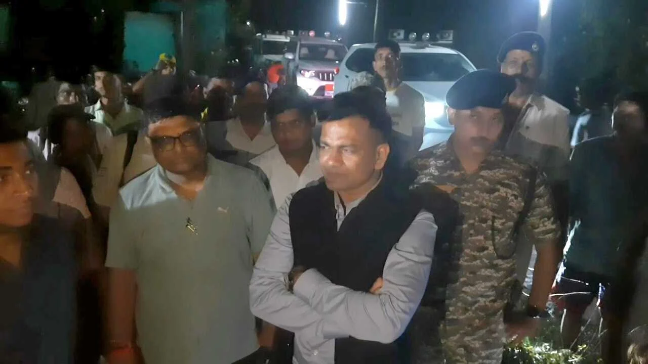 बेगूसराय डीएम तुषार सिंगला ने बाढ़ पीड़ितों से मिलकर हाल-चाल जाना एवं उनकी समस्याओं से हुए अवगत  4