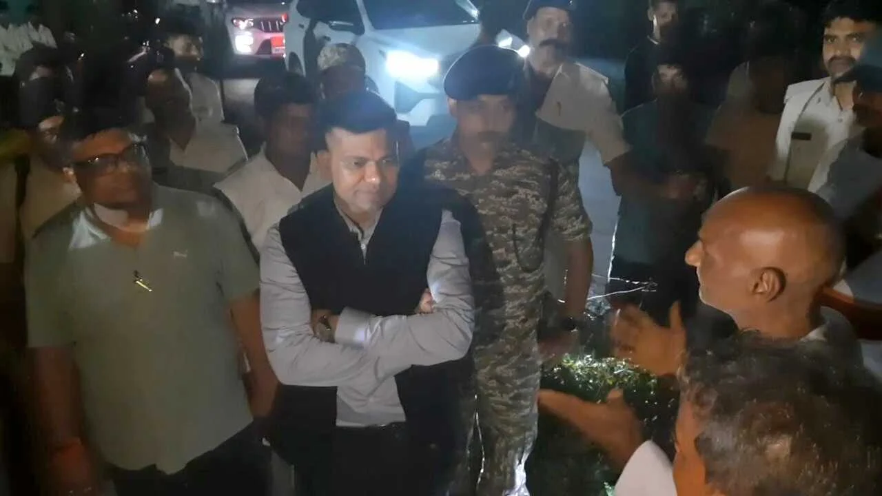 बेगूसराय डीएम तुषार सिंगला ने बाढ़ पीड़ितों से मिलकर हाल-चाल जाना एवं उनकी समस्याओं से हुए अवगत  2