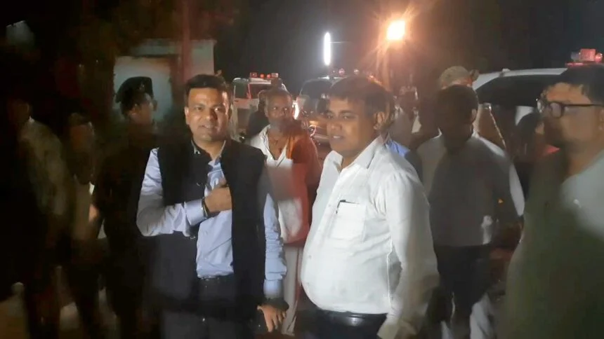 बेगूसराय डीएम तुषार सिंगला ने बाढ़ पीड़ितों से मिलकर हाल-चाल जाना एवं उनकी समस्याओं से हुए अवगत  1