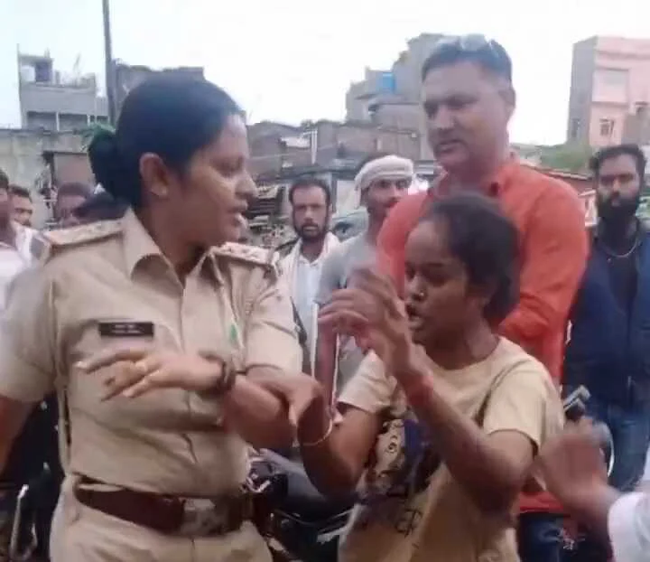 समस्तीपुर: आरोपी के घर पहुंचीं पुलिस टीम पर परिजनों का हमला, दरोगा ऋचा सिंह घायल 2