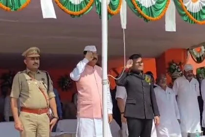 बेगूसराय के गांधी स्टेडियम में स्वतंत्रा दिवस के मौके पर प्रभारी मंत्री संजय सरावगी ने झंडोतोलन किया 29