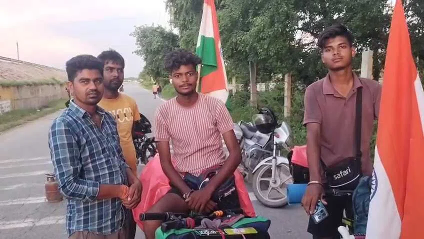 कैमुर: साइकिल यात्रा पर निकले झारखंड के दो युवा, पर्यावरण बचाने को लेकर कर रहे यात्रा 2