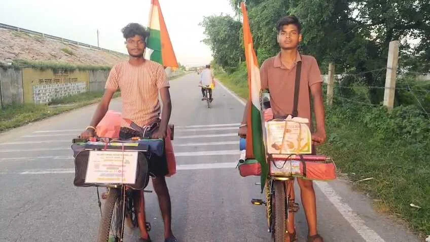 कैमुर: साइकिल यात्रा पर निकले झारखंड के दो युवा, पर्यावरण बचाने को लेकर कर रहे यात्रा 1