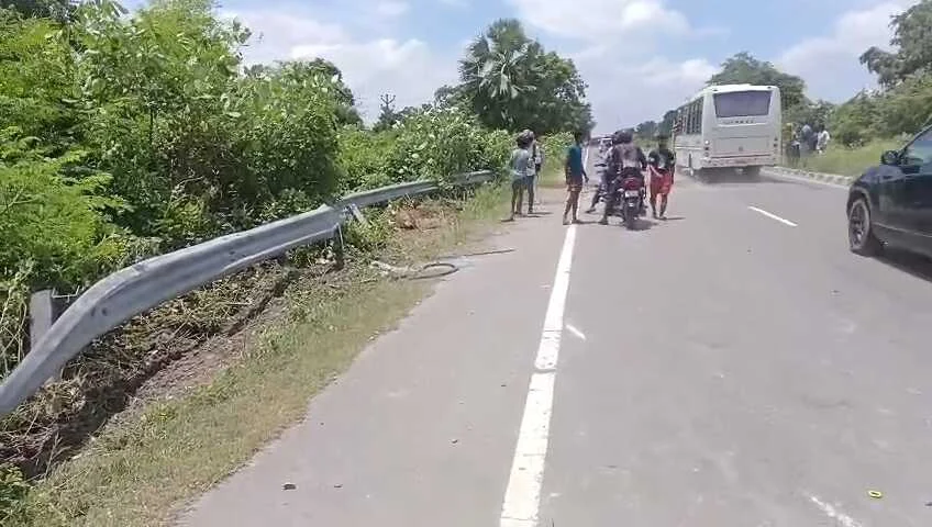 बेगूसराय में होमगार्ड जवान से भरी बस अनियंत्रित होकर एक बाइक में ठोकर मारते गड्ढे में पलटी, बाइक पर सवार एक महिला की मौत 4