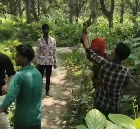 समस्तीपुर: एक युवक की बेरहमी से पिटाई और फायरिंग का वीडियो सोशल मीडिया पर तेजी से हो रहा है वायरल 4