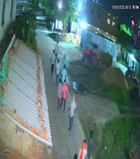 समस्तीपुर: यूथ आरजेडी के पूर्व जिलाध्यक्ष के घर पर जानलेवा हमला, बदमाशों ने फायरिंग कर घर के बाहर लगे सीसीटीवी कैमरे और उनकी स्कॉर्पियो वाहन को किया क्षतिग्रस्त 2