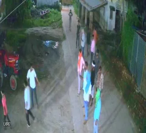 समस्तीपुर: यूथ आरजेडी के पूर्व जिलाध्यक्ष के घर पर जानलेवा हमला, बदमाशों ने फायरिंग कर घर के बाहर लगे सीसीटीवी कैमरे और उनकी स्कॉर्पियो वाहन को किया क्षतिग्रस्त 1