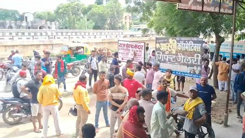 कैमूर में  झोलाछाप डॉक्टर के कारण गर्भवती महिला की मौत,आक्रोशित लोगों ने दुर्गावती सर्विस सड़क को किया जाम 3