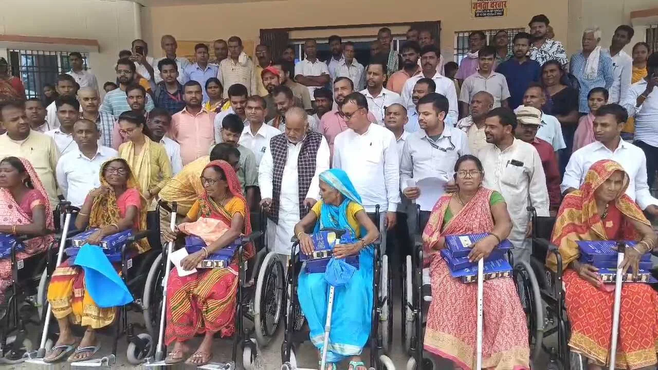 बिहार शरीफ प्रखंड में दिव्यांगों को यंत्र बांटते हुए श्रवण कुमार बोले: जनता भलीभांति जानती है विपक्ष का असली मकसद, एसआईआर पर भ्रम फैलाने में जुटा विपक्ष, चुनाव आयोग की प्रक्रियाओं पर सवाल सिर्फ़ राजनीति 2