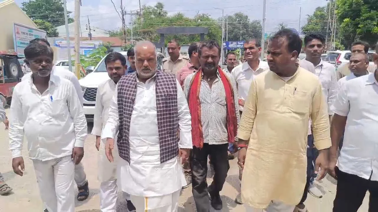 बिहार शरीफ प्रखंड में दिव्यांगों को यंत्र बांटते हुए श्रवण कुमार बोले: जनता भलीभांति जानती है विपक्ष का असली मकसद, एसआईआर पर भ्रम फैलाने में जुटा विपक्ष, चुनाव आयोग की प्रक्रियाओं पर सवाल सिर्फ़ राजनीति 3