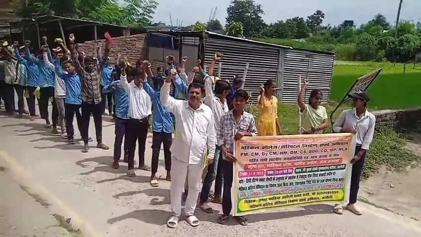 खगड़िया: मेडिकल कॉलेज हॉस्पिटल निर्माण को लेकर छात्र-छात्राओं ने विशाल रैली निकाल कर बीडीओ सीओ के समक्ष किया आक्रोशपूर्ण प्रदर्शन 2