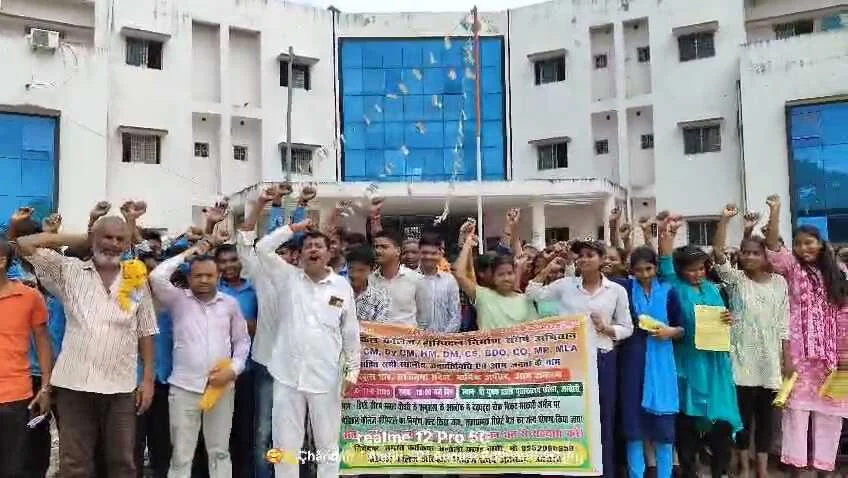 खगड़िया: मेडिकल कॉलेज हॉस्पिटल निर्माण को लेकर छात्र-छात्राओं ने विशाल रैली निकाल कर बीडीओ सीओ के समक्ष किया आक्रोशपूर्ण प्रदर्शन 1